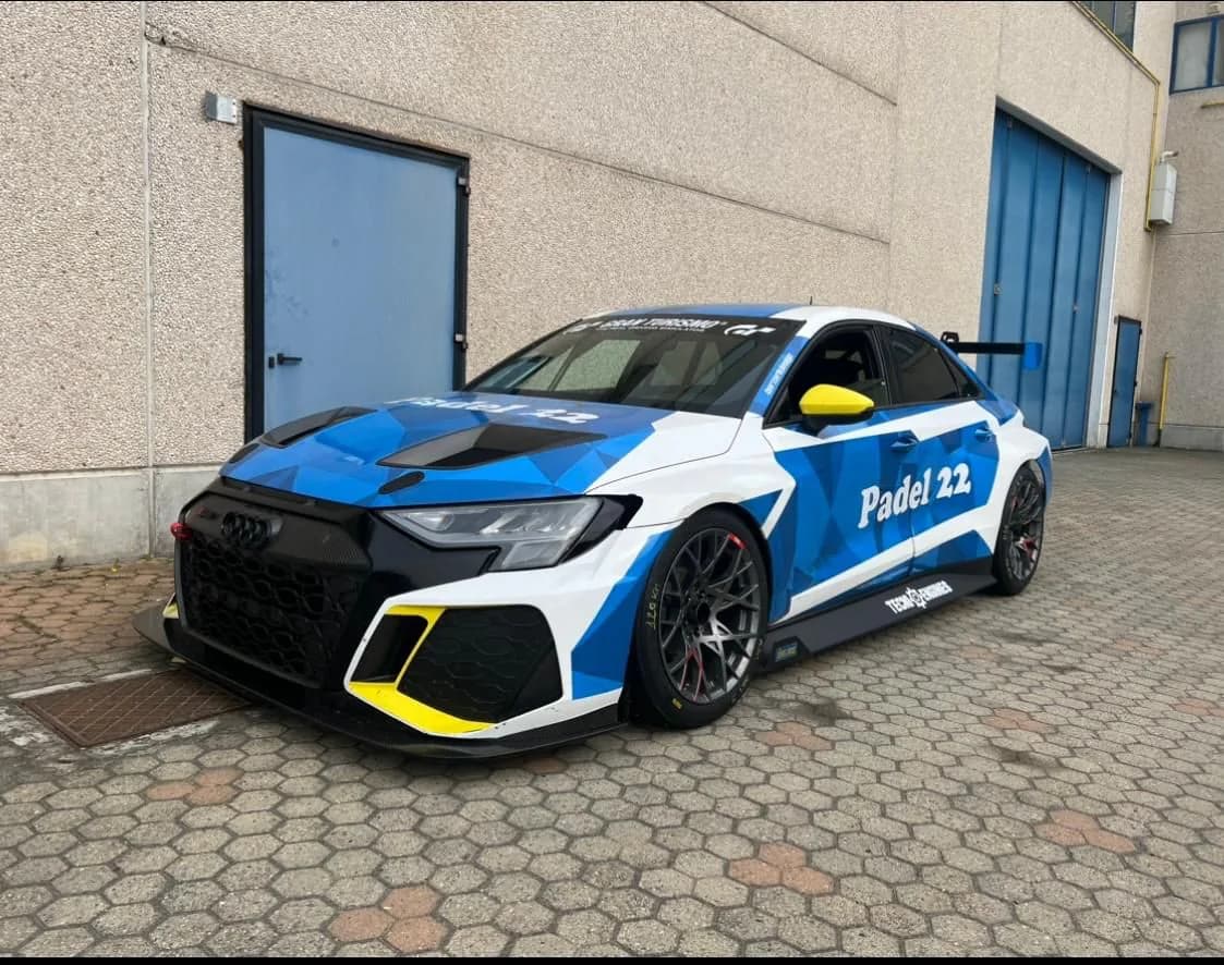 Audi RS3 LMS TCR #22 — vista frontale tre quarti