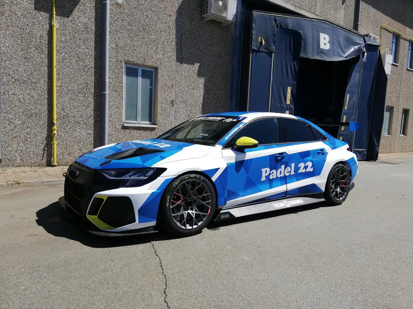 Audi RS3 LMS TCR #22 — fiancata con livrea geometrica