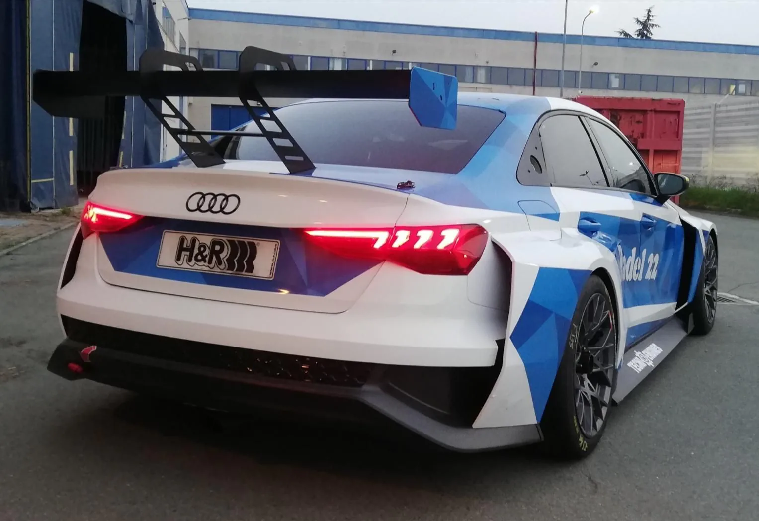 Audi RS3 LMS TCR #22 — posteriore con alettone e logo H&R